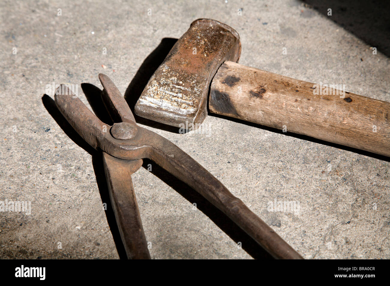 Strumenti da antica fucina - martello e shnaks Foto Stock