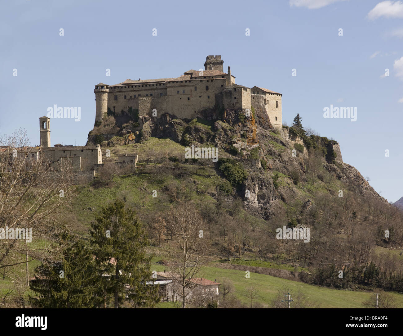 Bardi, vicino a Parma, Italia. Il castello, la casa della famiglia Landi, che hanno ricostruito nel XVI e XVII secolo. Foto Stock