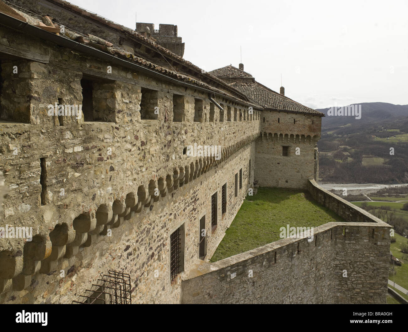 Bardi, vicino a Parma, Italia. Le fortificazioni presso il castello della famiglia Landi, che hanno ricostruito nel XVI e XVII secolo. Foto Stock