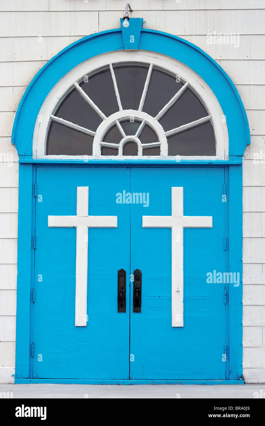 Le porte della chiesa con una croce bianca su ogni Foto Stock
