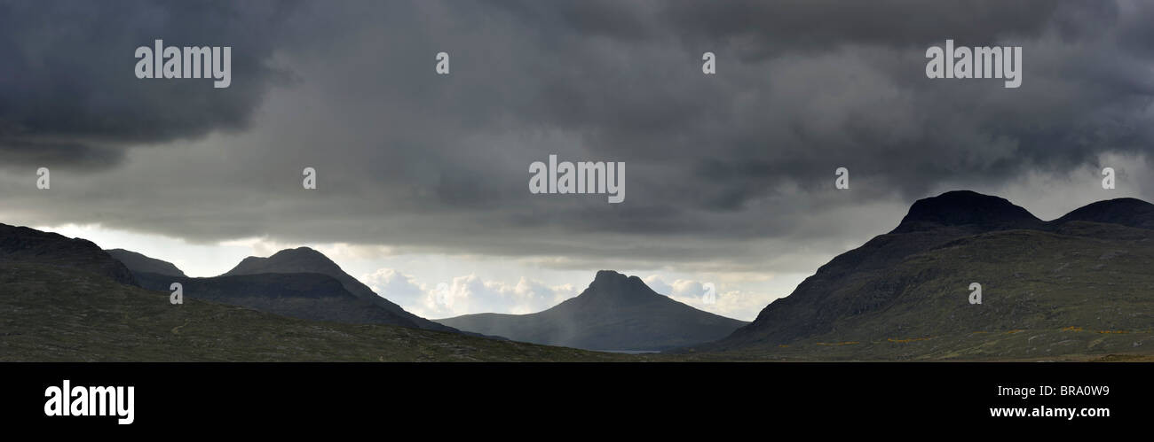 Paesaggio delle Highlands con pioggia nuvole in Assynt, Sutherland, Scotland, Regno Unito Foto Stock