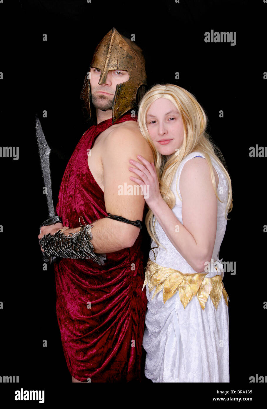 Un soldato greco proteggendo la sua Dea su nero Foto Stock