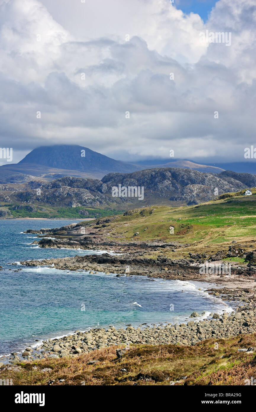 Mare e spiaggia a Gruinard Bay in Wester Ross, Highlands, Scotland, Regno Unito Foto Stock