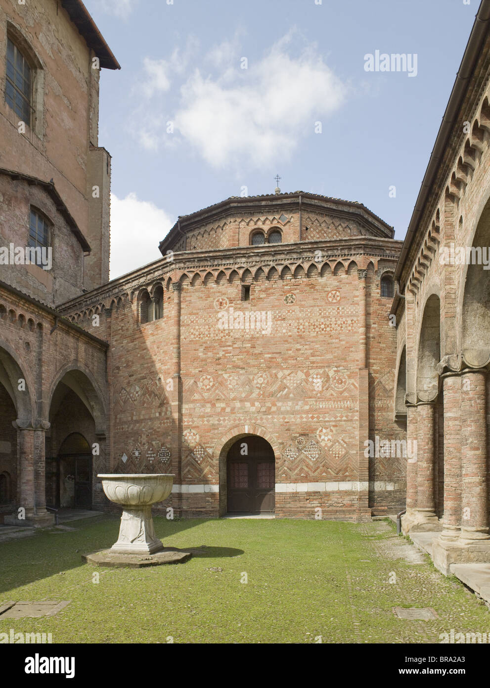 Bologna, Italia. Santo Stefano, Battistero chiesa di San Sepolcro. Esterno in mattoni rossi, risalente al XI secolo Foto Stock