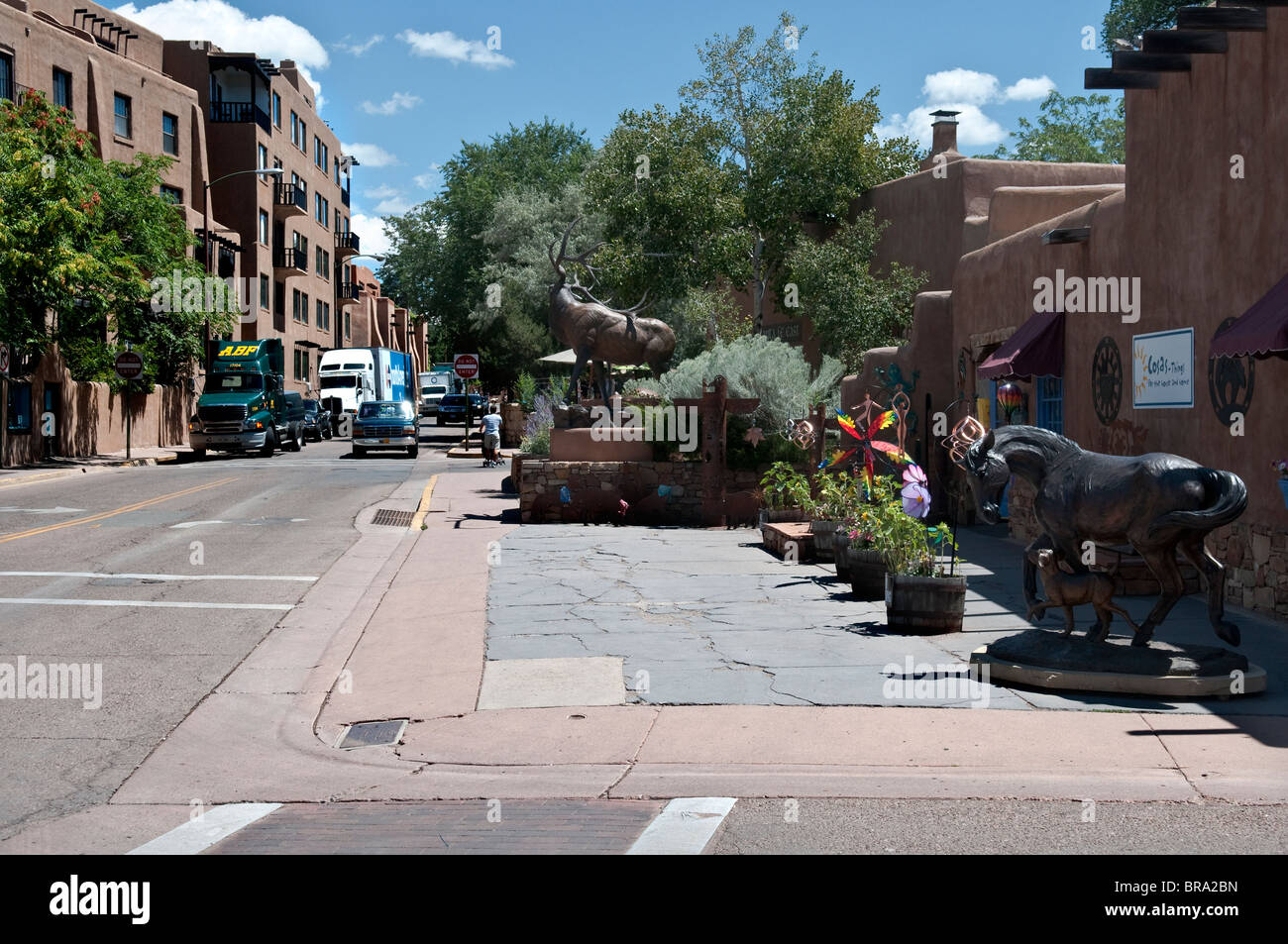 Scena di strada in Santa Fe New Mexico con sculture Foto Stock