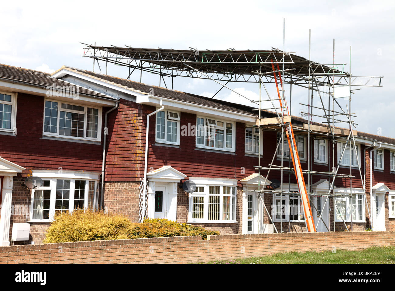 Una temporanea impalcatura del tetto è stata eretta sopra il tetto di una casa in fase di manutenzione del tetto e le riparazioni. Foto Stock