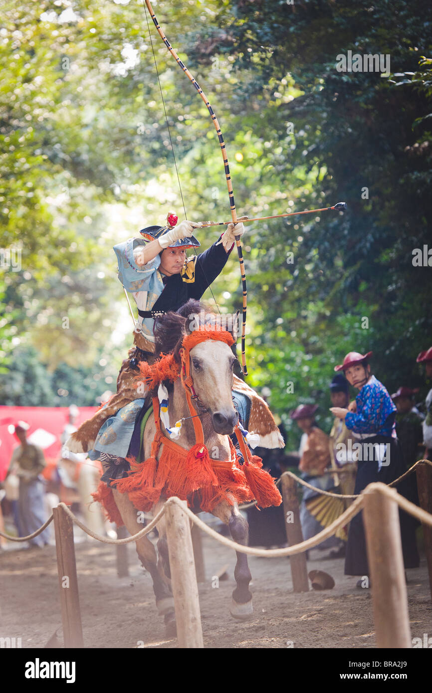 Un arciere in antichi Samurai Warrior uniforme Foto Stock