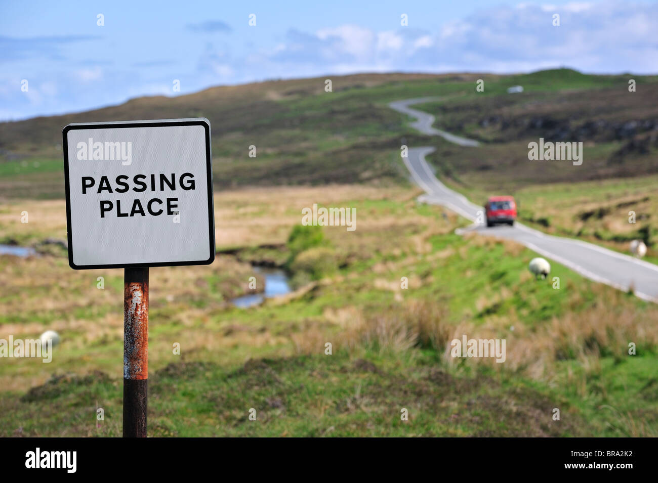 Segno di traffico lungo via unica strada con passaggio di luoghi sulla isola di Skye, Highlands, Scotland, Regno Unito Foto Stock
