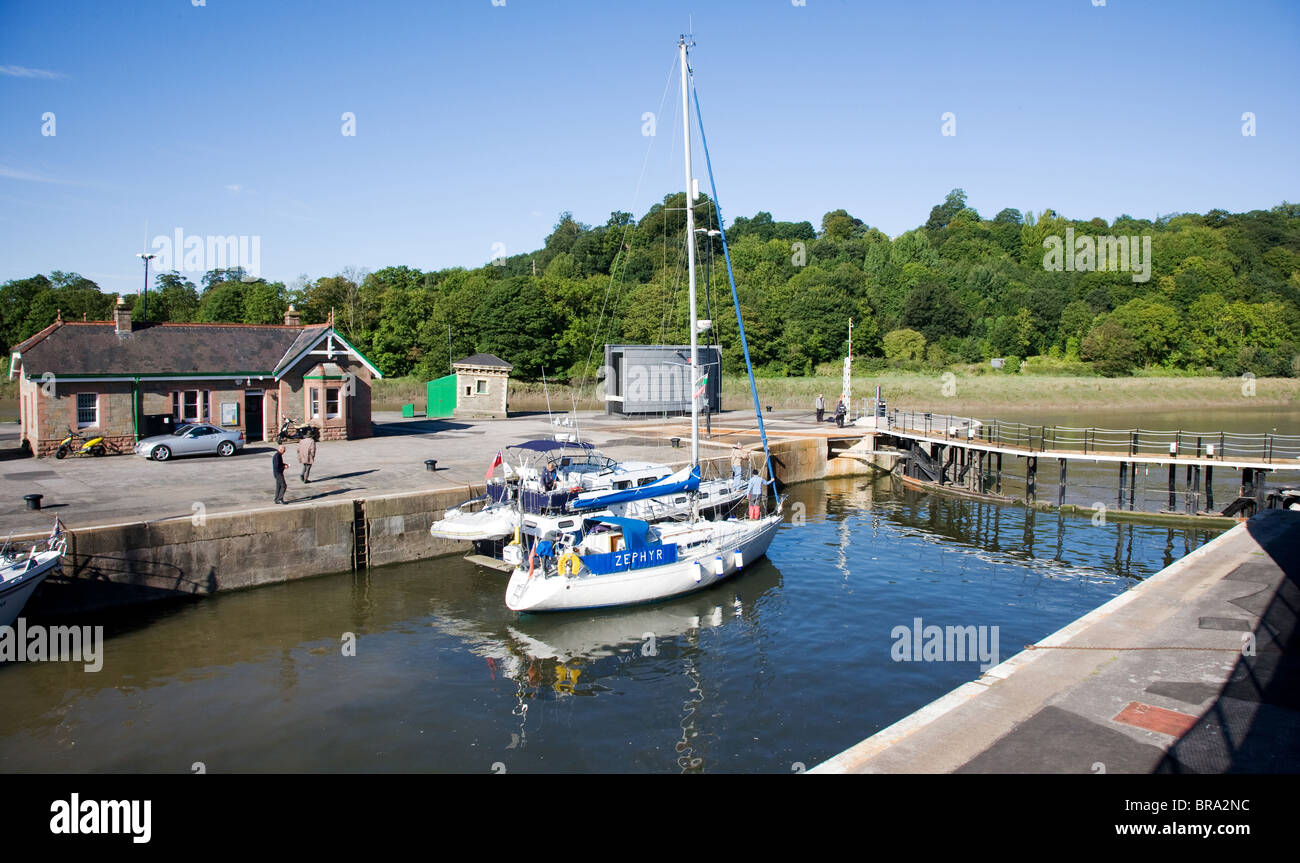 Barche a vela di attendere nella serratura Brunel Bristol sul fiume Avon Foto Stock