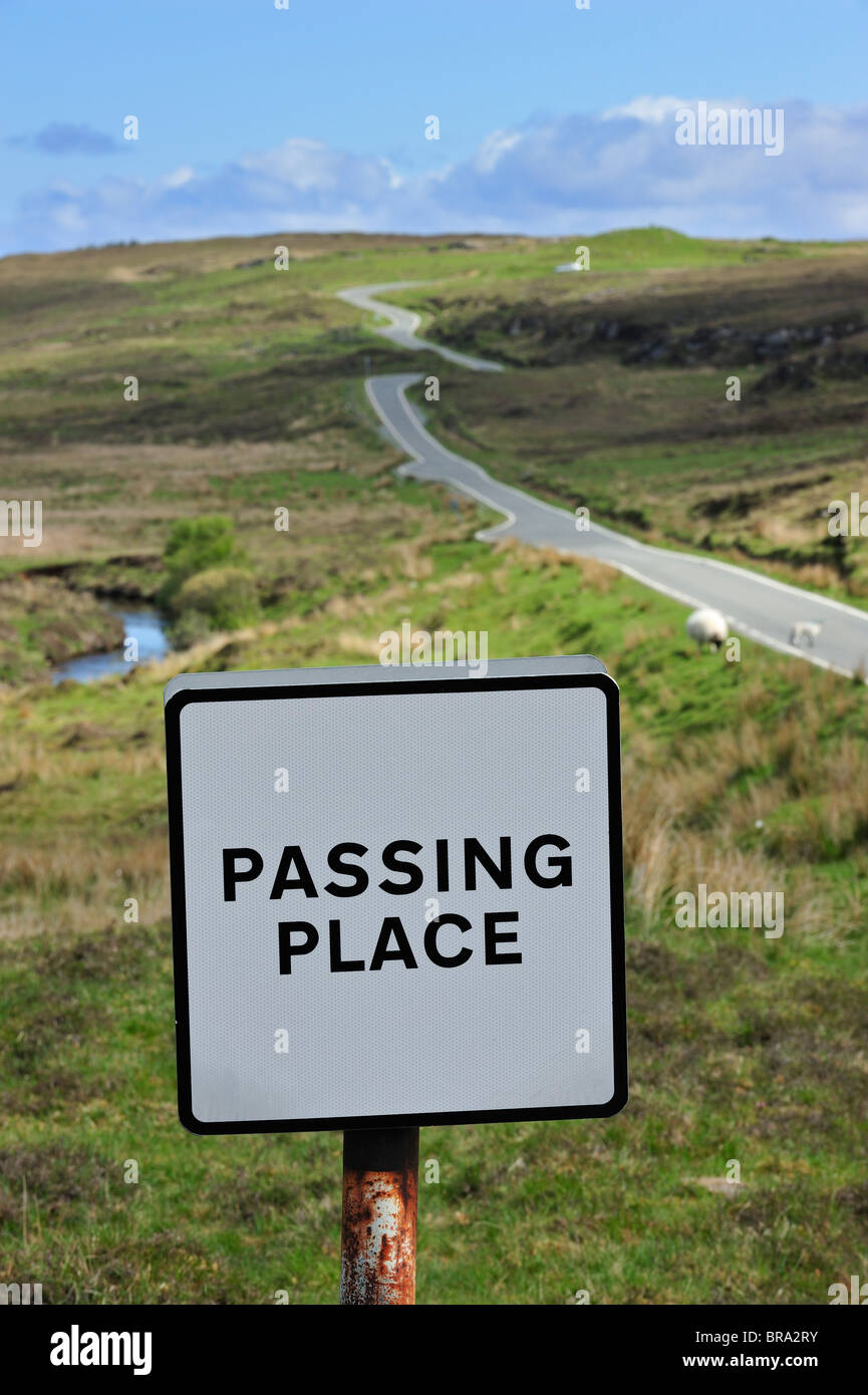 Segno di traffico lungo via unica strada con passaggio di luoghi sulla isola di Skye, Highlands, Scotland, Regno Unito Foto Stock