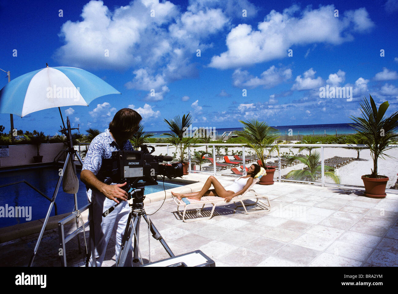 1995 degli anni novanta retrò fotografo sta videoregistrando modello Foto Stock