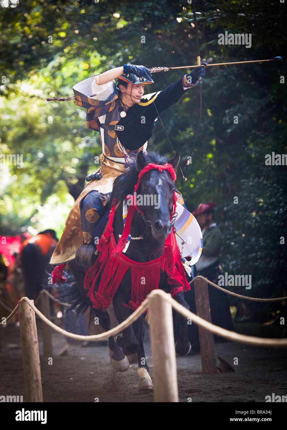 Un arciere in antichi Samurai Warrior uniforme Foto Stock