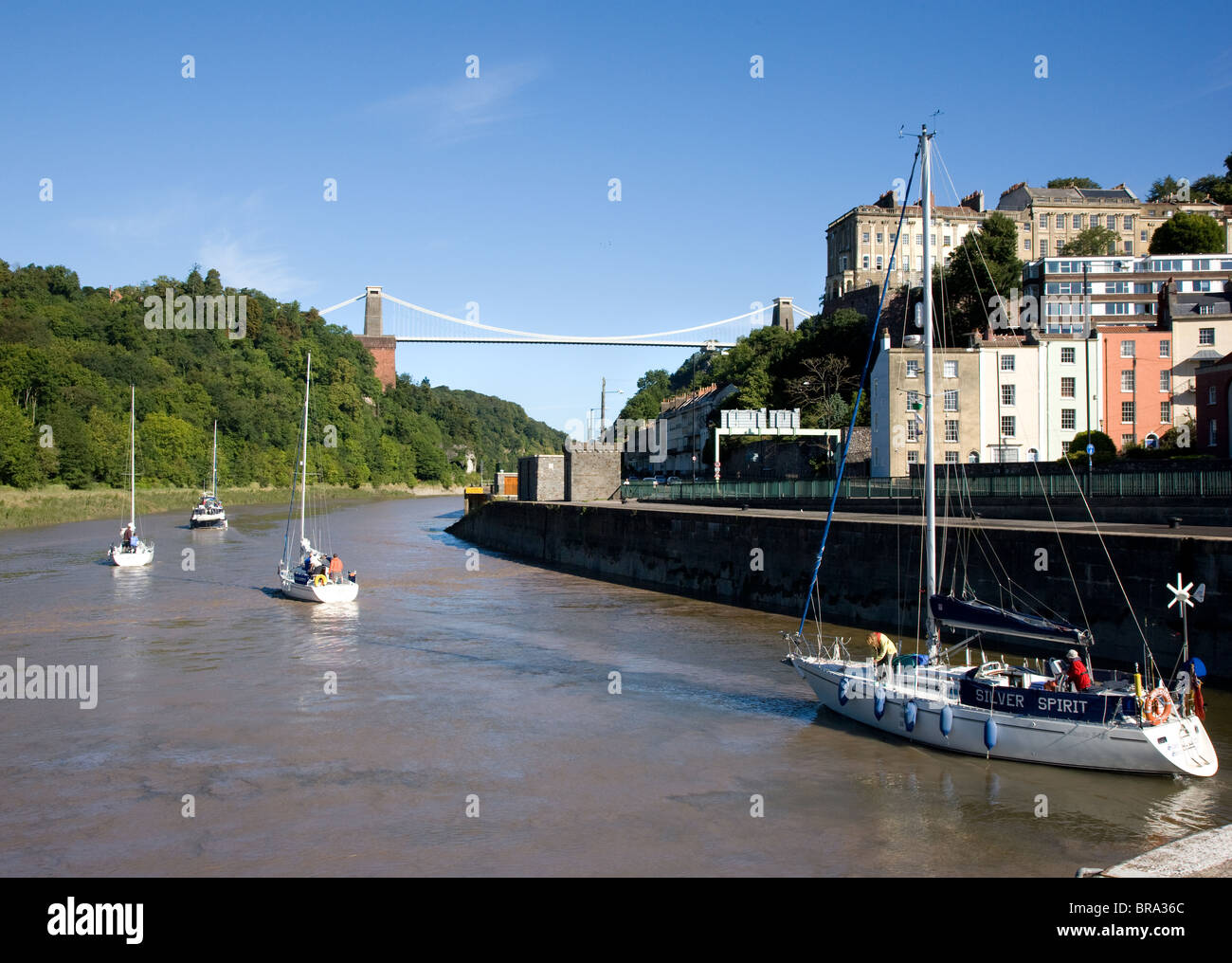 Barche a vela lasciando il blocco Brunel a Hotwells Bristol a salpare verso il basso la Avon Gorge e sotto il ponte sospeso di Clifton Foto Stock