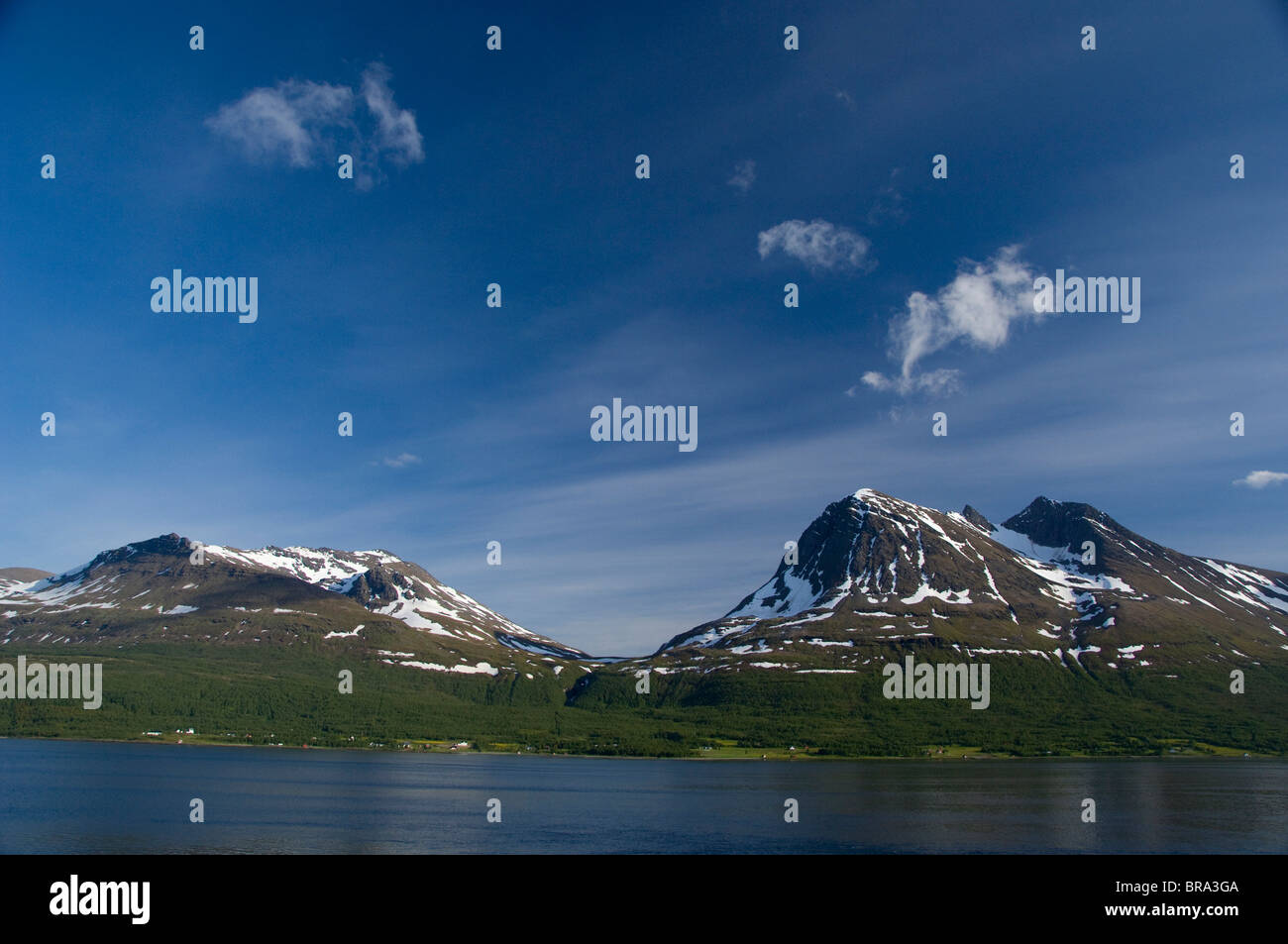 Norvegia Tromso. Gateway per l'Artico situato al di sopra del Circolo Polare Artico. Barca a vela in Tromso attraverso il fiordo Haja (aka Hajafjorden). Foto Stock