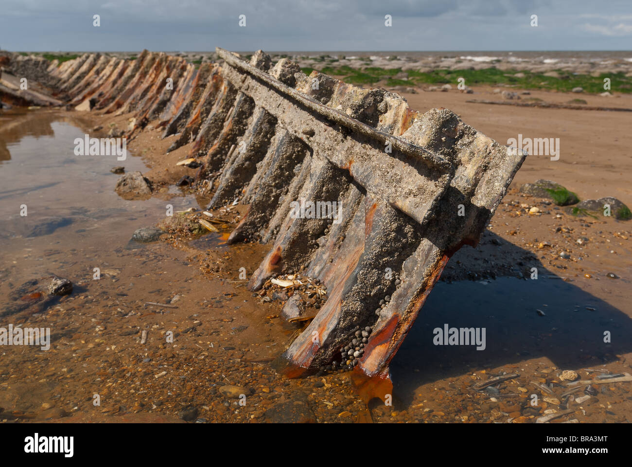 WW II nave pattuglia Sheraton a lowtide Hunstanton beach esposta alle intemperie Foto Stock