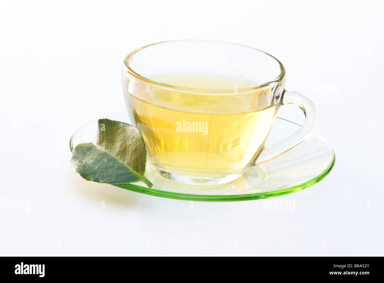 Il tè verde e foglie su sfondo bianco Foto Stock