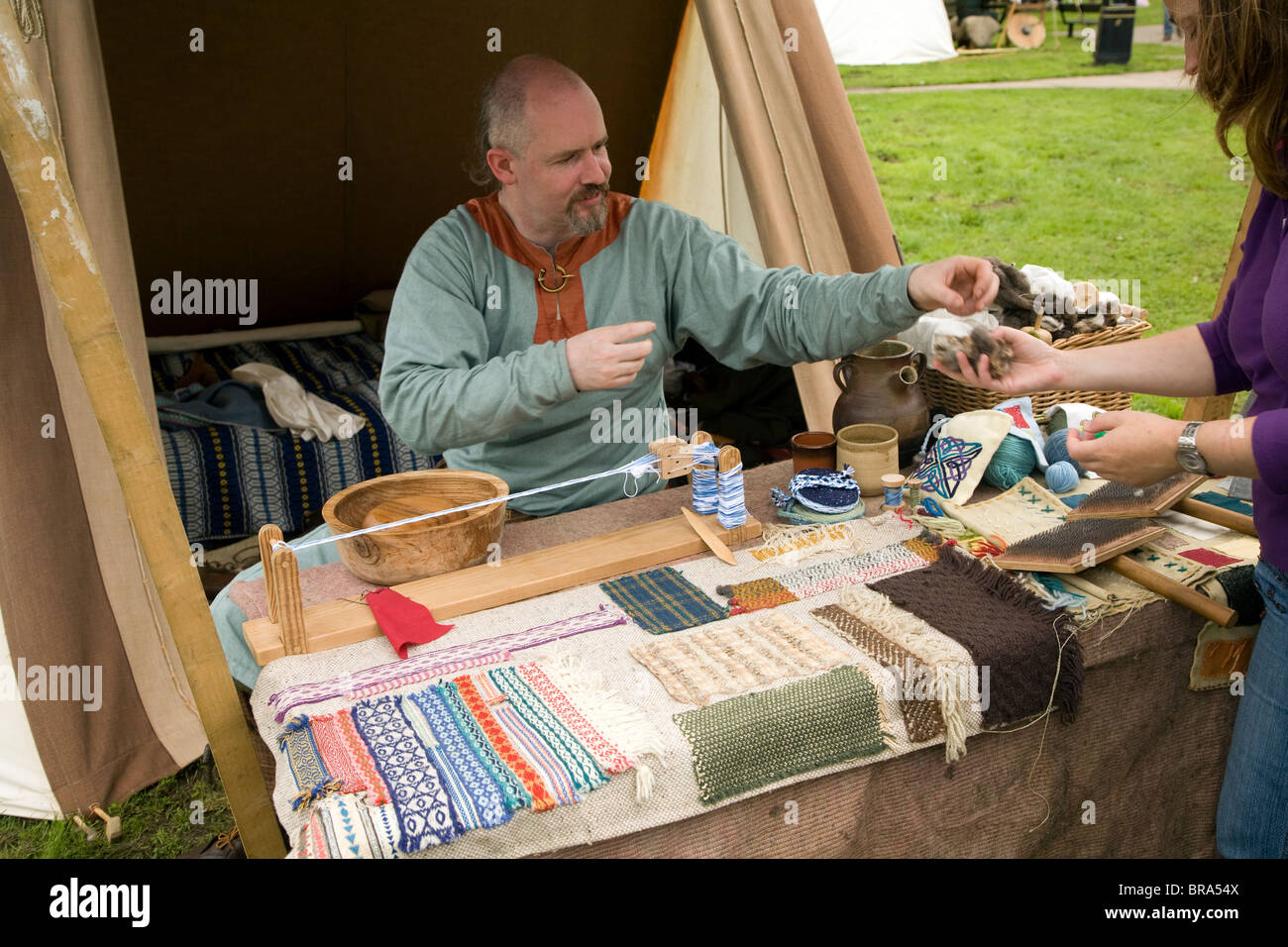 Display tessili, rievocazione storica Saxon, Viking, Norman storia, Woodbridge, Suffolk Foto Stock