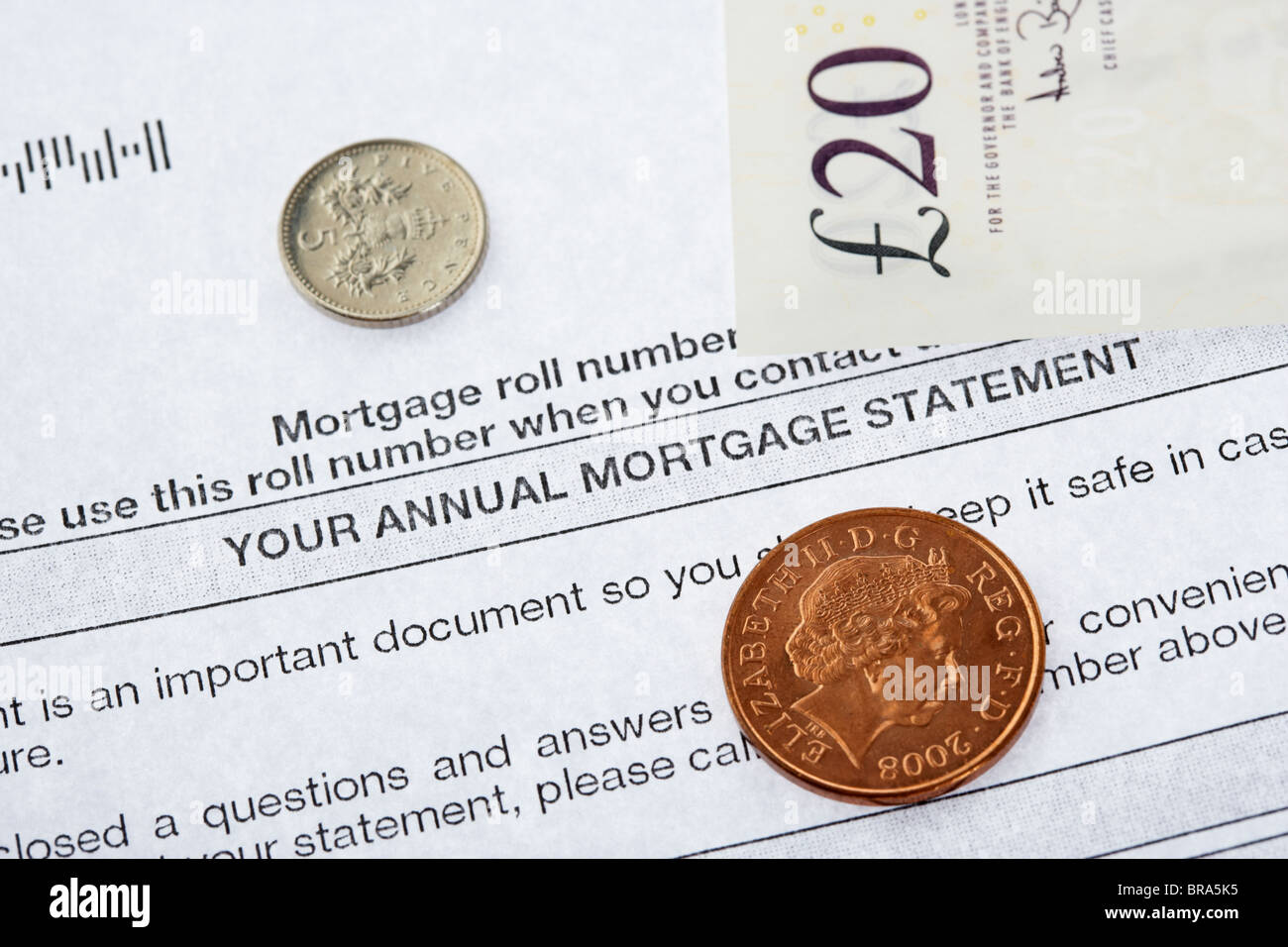 Lettera da una banca in merito annuale di dichiarazione di ipoteca con contanti e sterling note Foto Stock