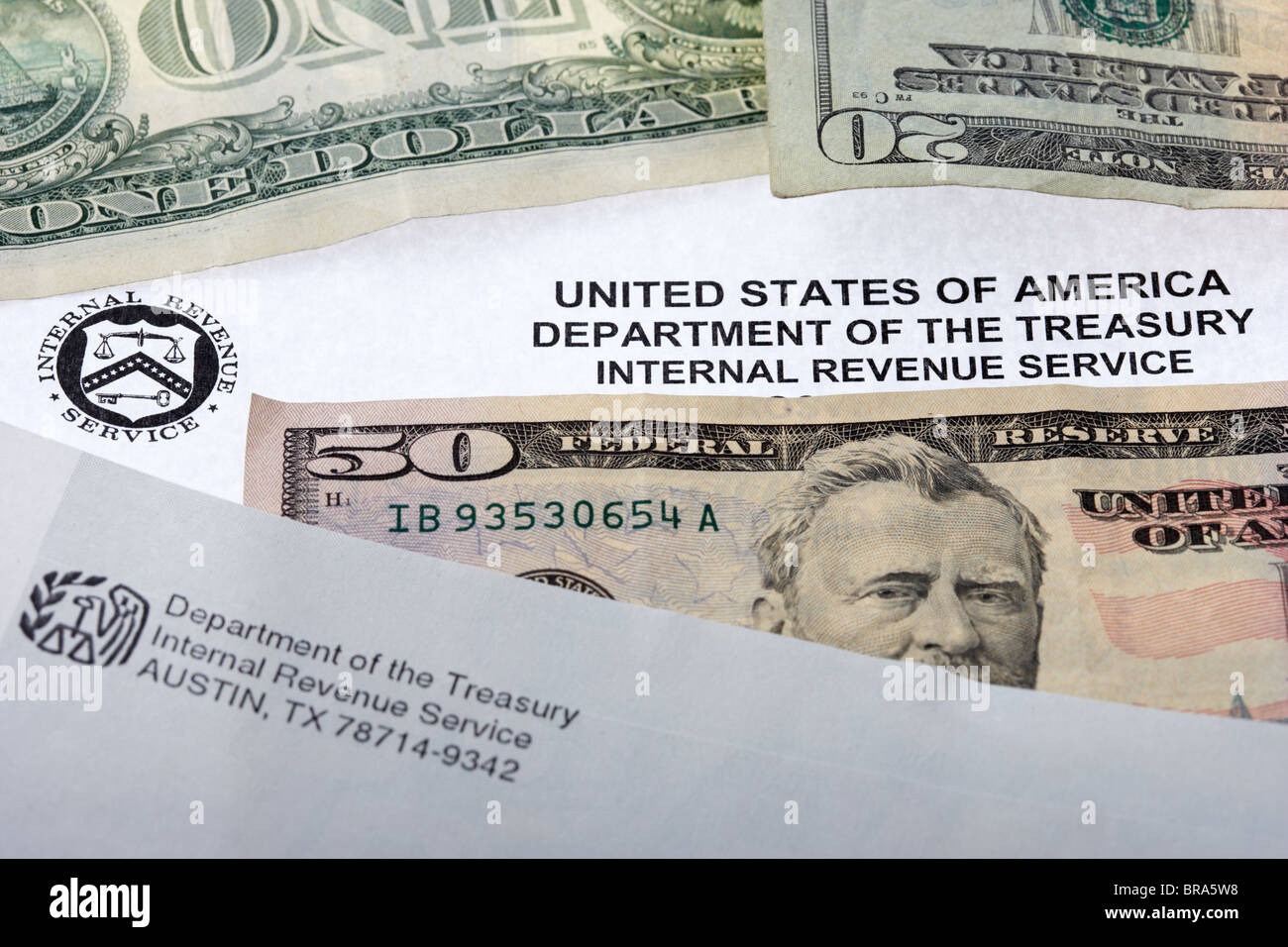 Stati Uniti Internal Revenue Service lettere con dollari in contanti banconote corrispondenza Foto Stock