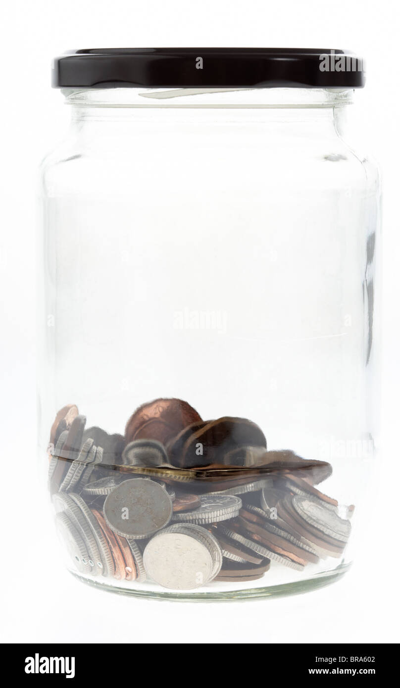 Vasetto di piccola collezione mescolati sterlina e delle monete in euro in un vecchio vasetto in vetro Foto Stock