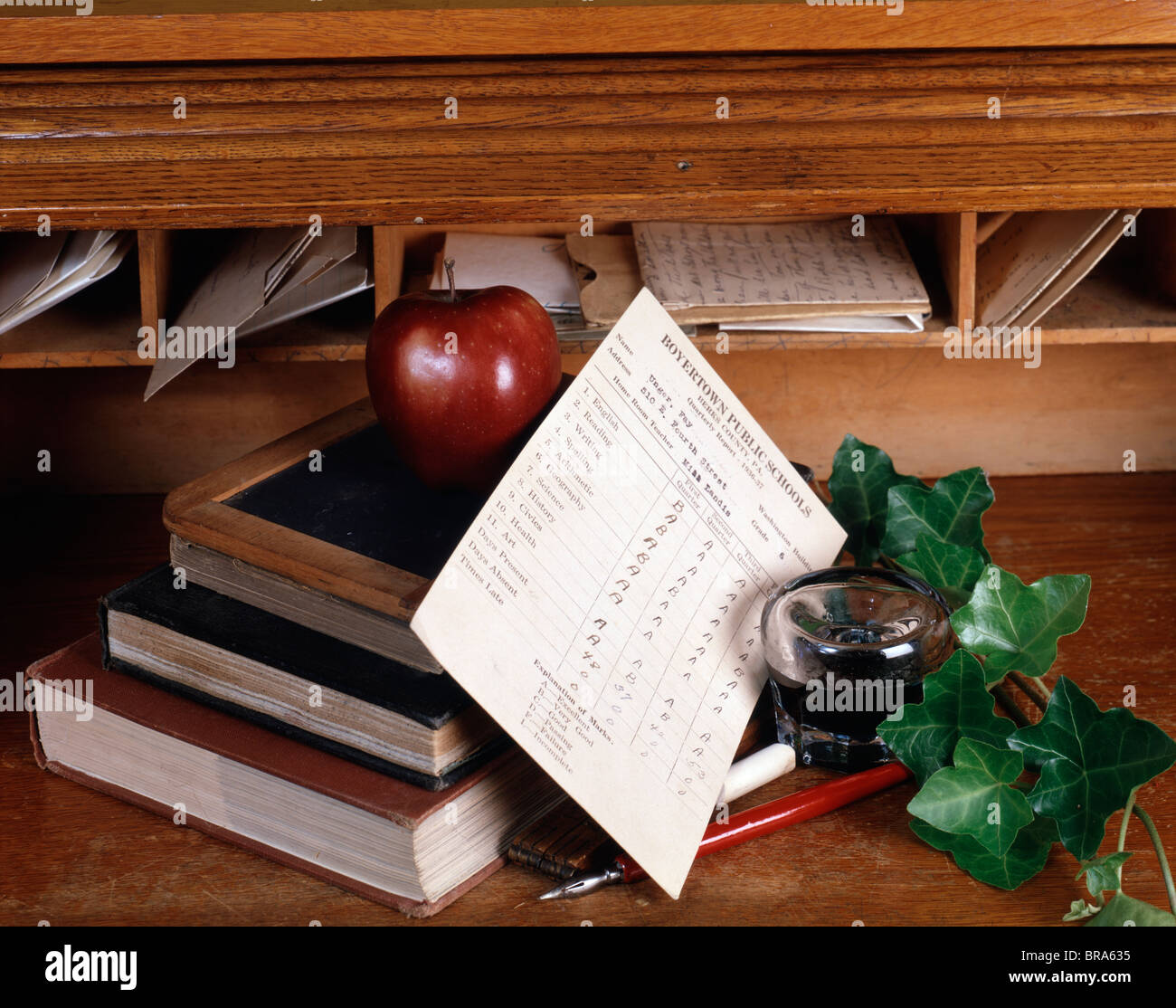 Tempo di vecchia scuola ancora VITA CON INKWELL penna scheda report libri di ardesia IVY sulla scrivania in legno Foto Stock