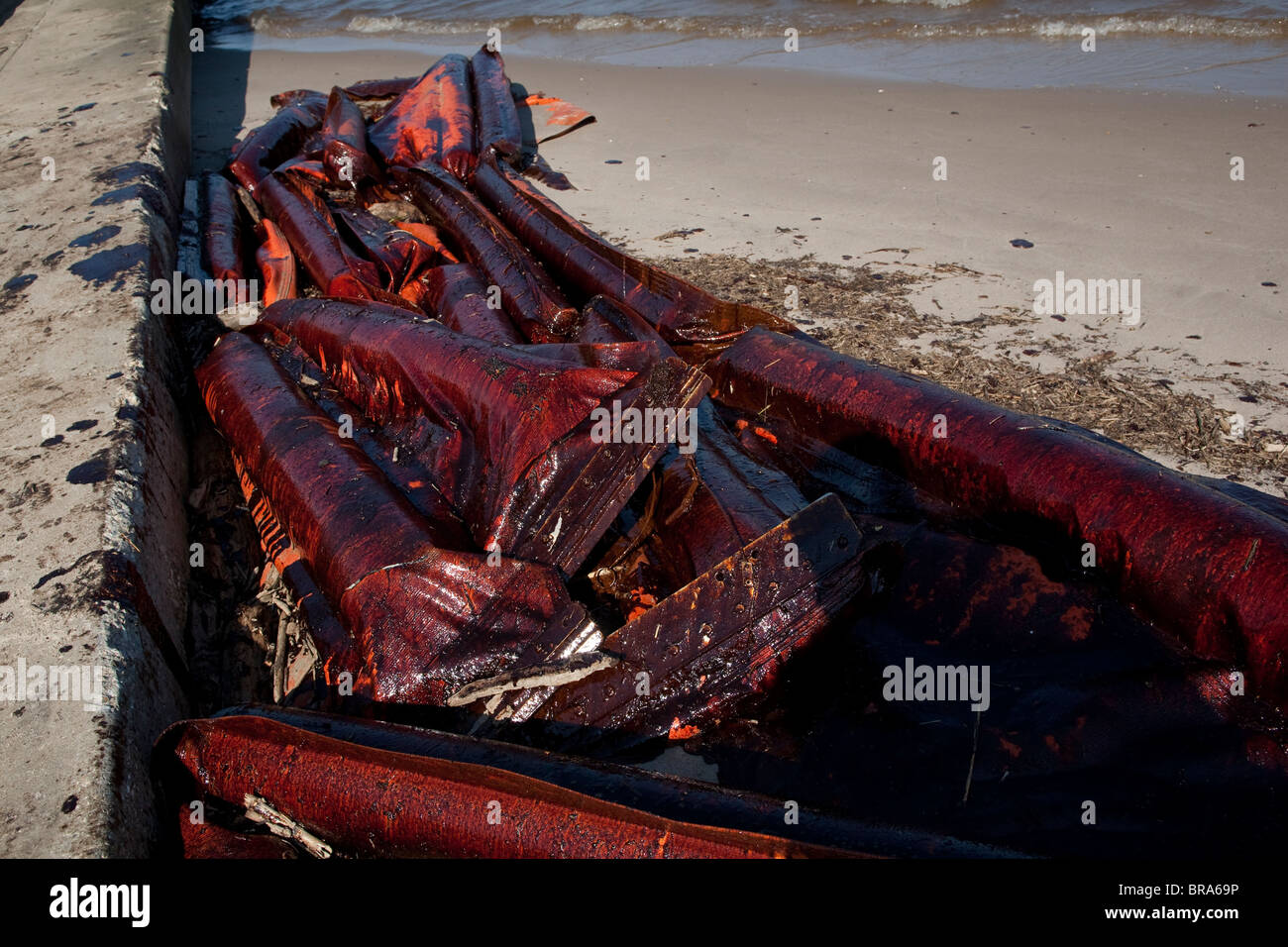 Olio dalla BP Deepwater-Horizon fuoriuscita di petrolio nel golfo del Messico copre il litorale in Waveland, Mississippi. Foto Stock