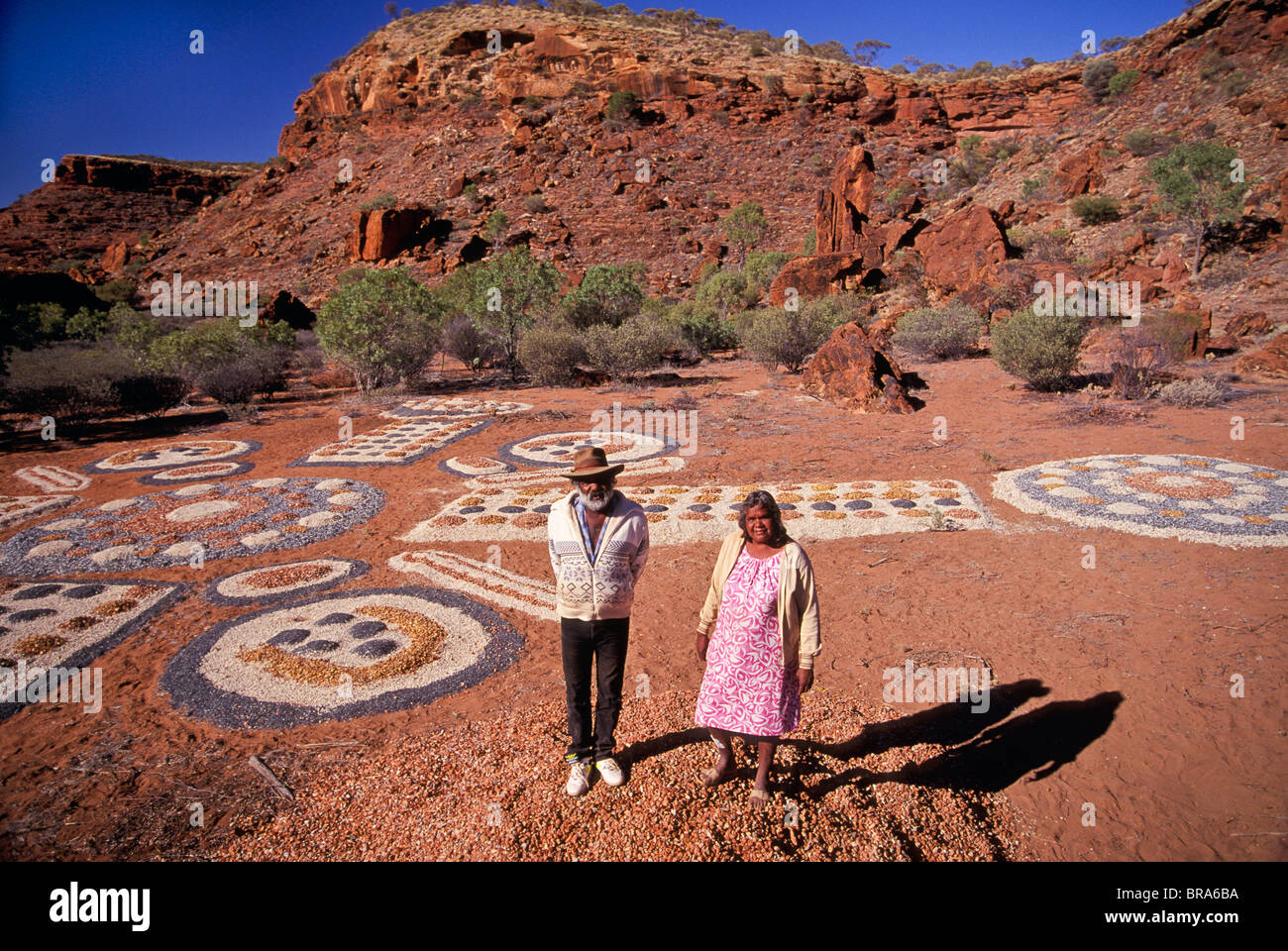 Gli anziani delle tribù e la pittura con la sabbia, Ipolera comunità aborigena, Australia centrale Foto Stock