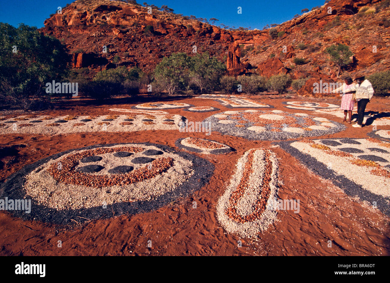 Gli anziani delle tribù e la pittura con la sabbia, Ipolera comunità aborigena, Australia centrale Foto Stock