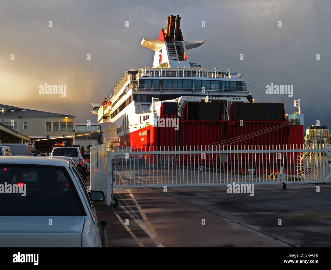 Automobili in fila al molo della stazione di Melbourne a bordo del trans Bass Strait ferry "acquavite di Tasmania' Foto Stock