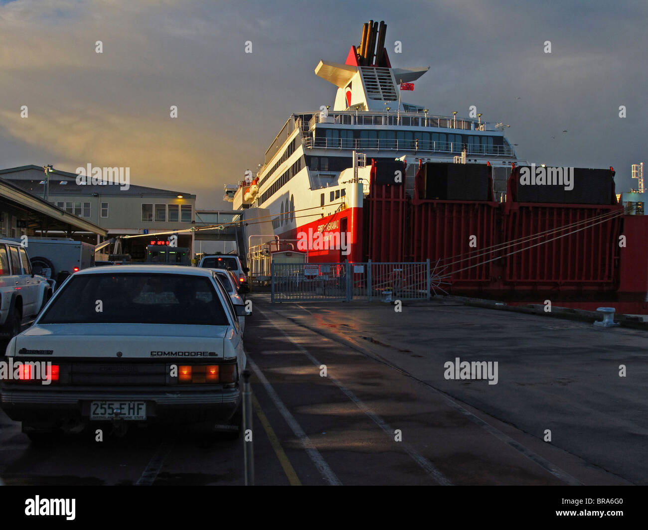 Automobili in fila al molo della stazione di Melbourne a bordo del trans Bass Strait ferry "acquavite di Tasmania' Foto Stock