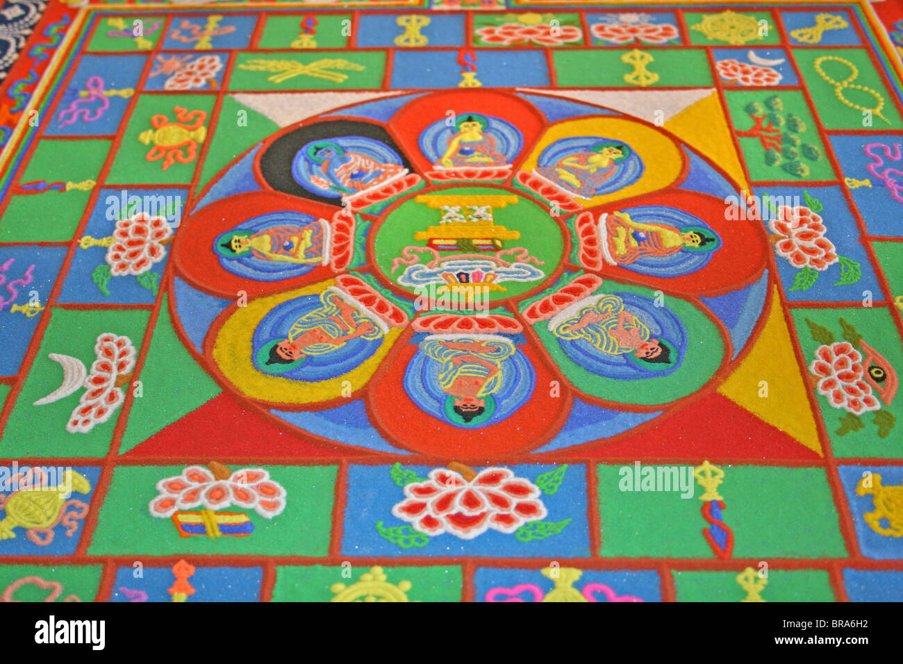 Sabbia colorata mandala creato da monaco buddista Foto Stock