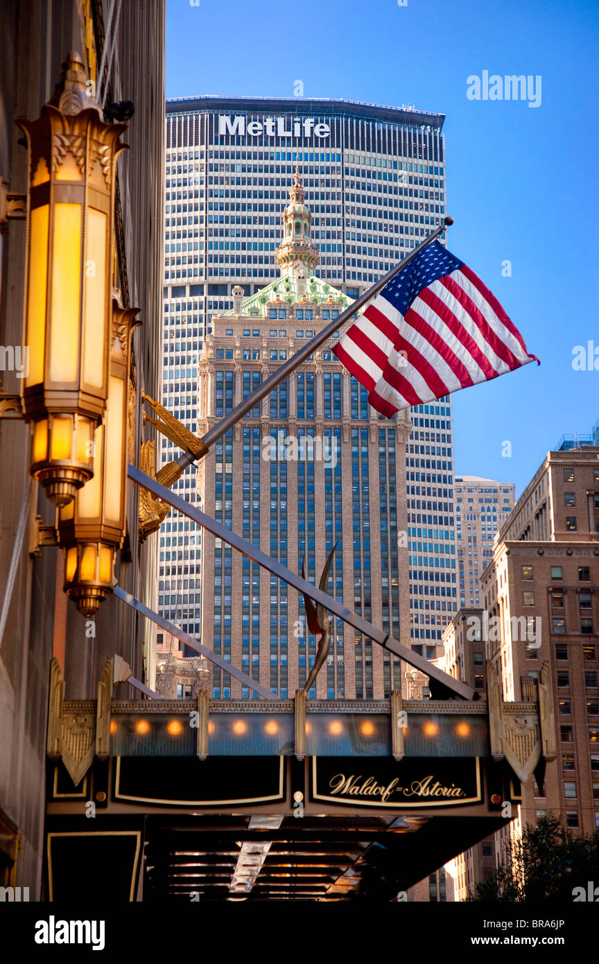 La mattina presto vista di MetLife edificio del Waldorf Astoria Hotel lungo Park Avenue a Manhattan, New York City USA Foto Stock