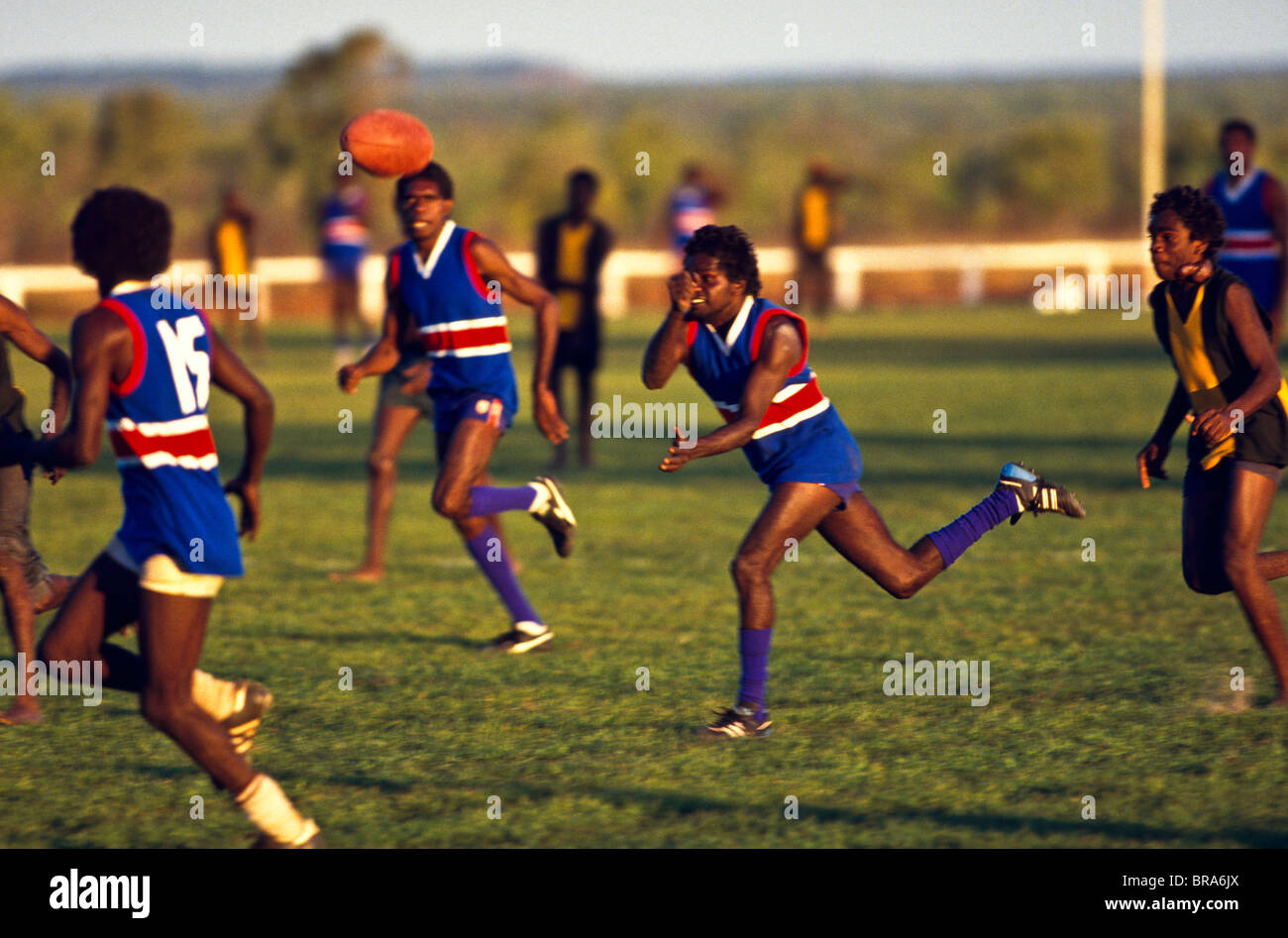Gli uomini che giocano Australian Rules Football, Australia Foto Stock
