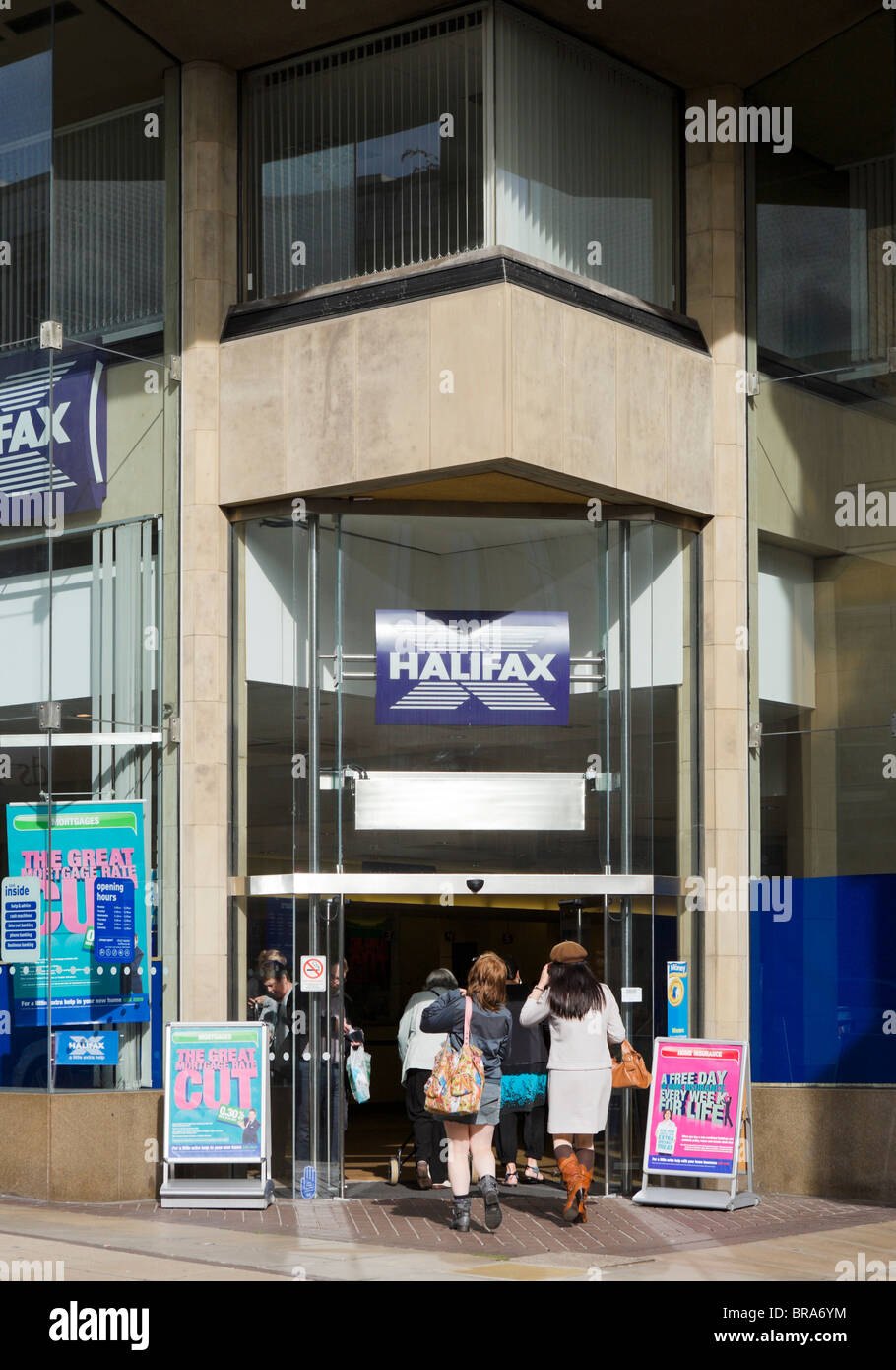 Halifax filiale di banca in Huddersfield Town Center, West Yorkshire, Inghilterra, Regno Unito Foto Stock