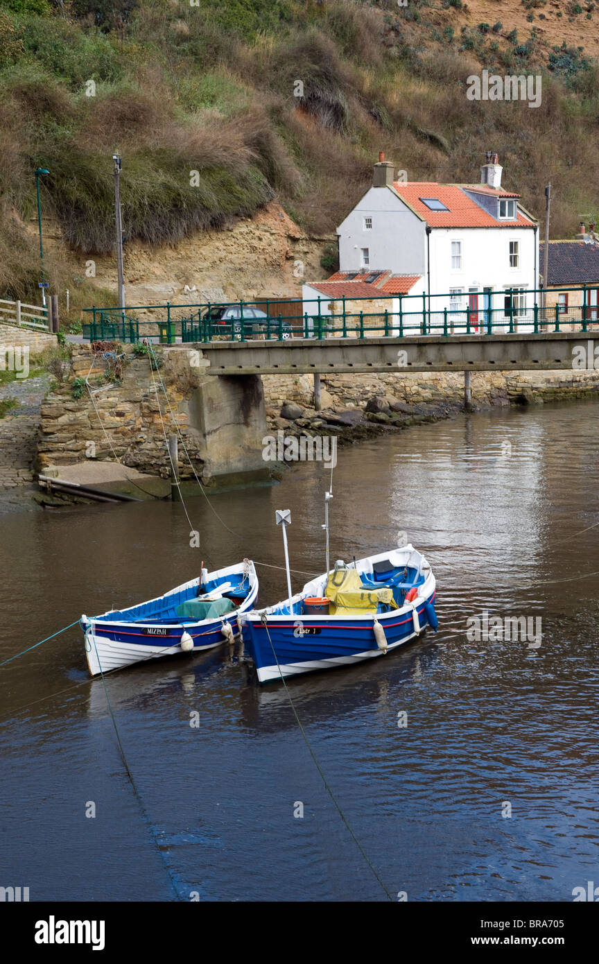 Barche da pesca, Staithes North East UK. Settembre 2010. Foto Stock