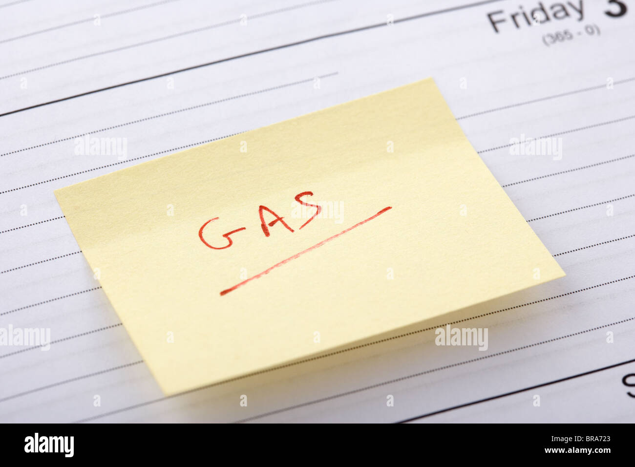 Post-it nota sulla bolletta del gas bloccato in un diario alla fine del mese Foto Stock