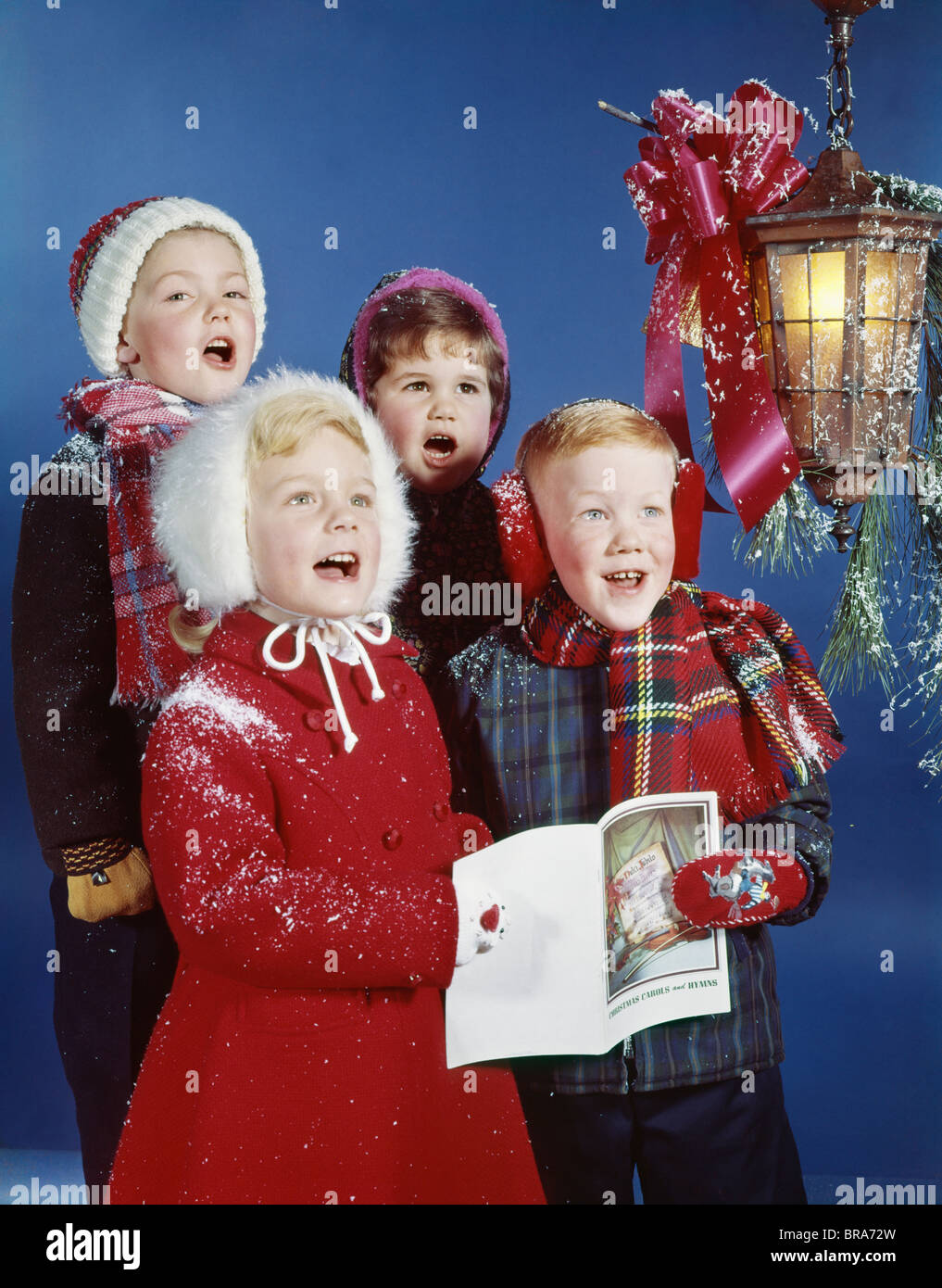 Immagini Natalizie Retro.1960 Anni Sessanta Retro I Bambini Che Cantano Le Canzoni Natalizie Carolers Lampada Natale Foto Stock Alamy