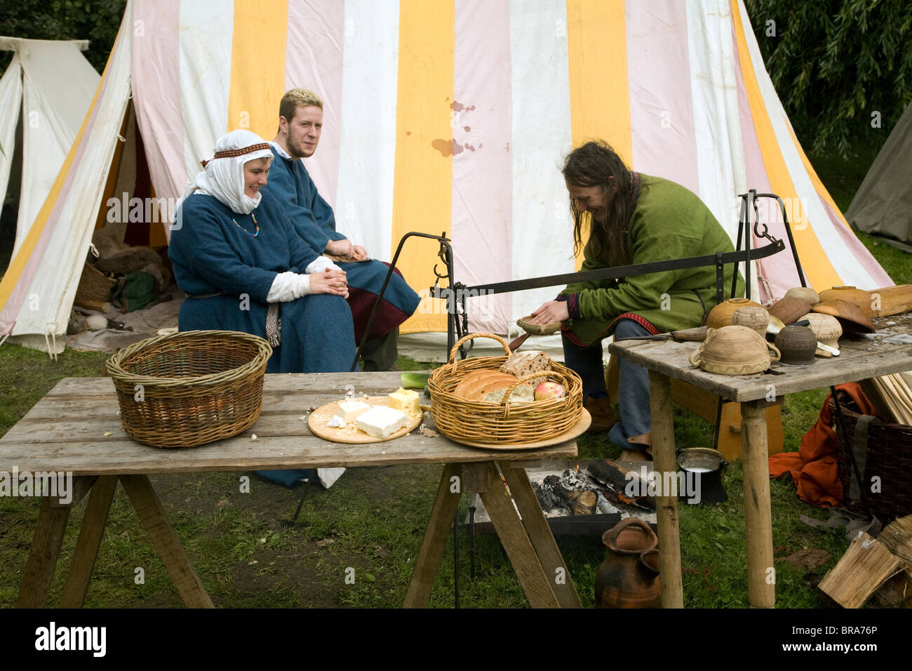 Gruppo di famiglia mangiare rievocazione storica Saxon, Viking, Norman storia, Woodbridge, Suffolk Foto Stock
