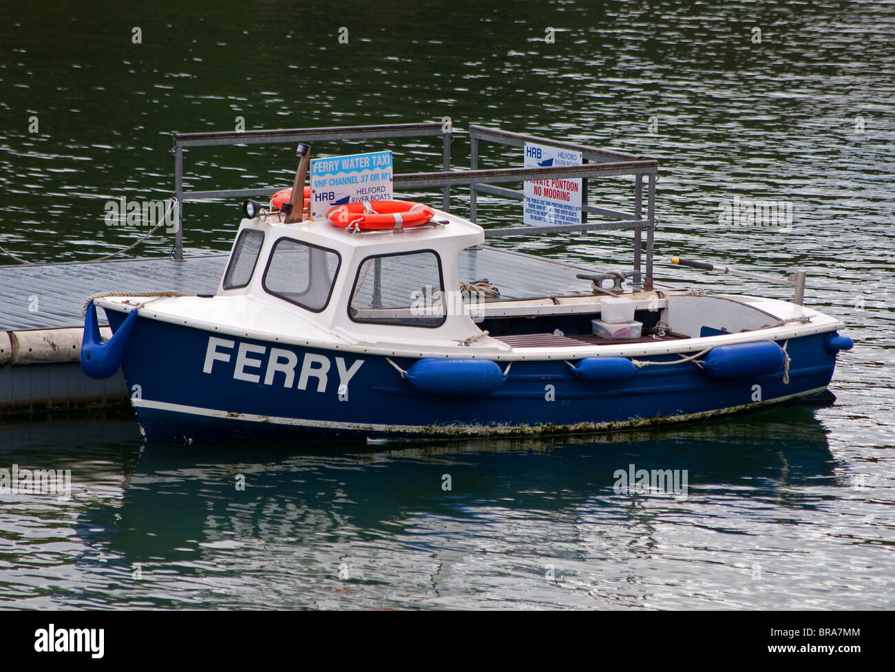 Una barca di traghetto sul fiume helford in cornwall, Regno Unito Foto Stock
