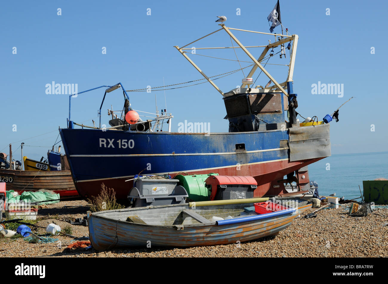 Barche da pesca a Hastings, East Sussex. La città non ha alcun porto così barche devono essere winched su e giù per la spiaggia da e per il canale in lingua inglese. Foto Stock
