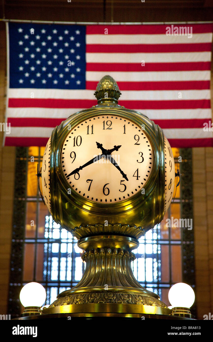 Orologio in ottone e bandiera americana in Grand Central Terminal in Midtown Manhattan, New York City USA Foto Stock