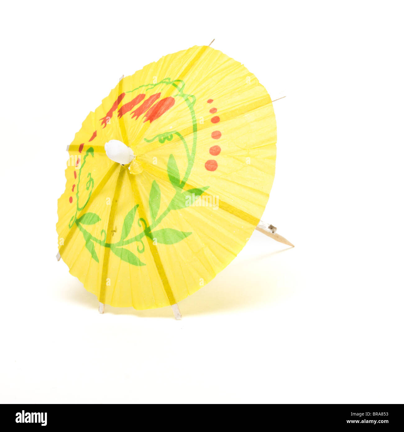Cocktail ombrello dal basso prospettica isolata contro uno sfondo bianco Foto Stock