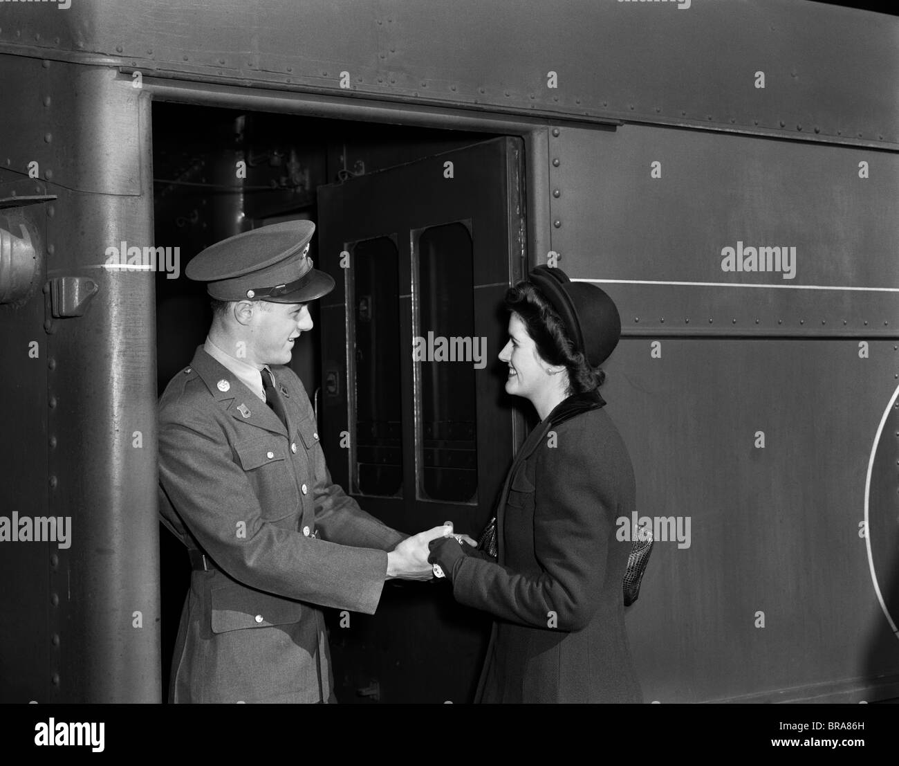 1940s soldato dicendo addio alla donna alla stazione ferroviaria Foto Stock