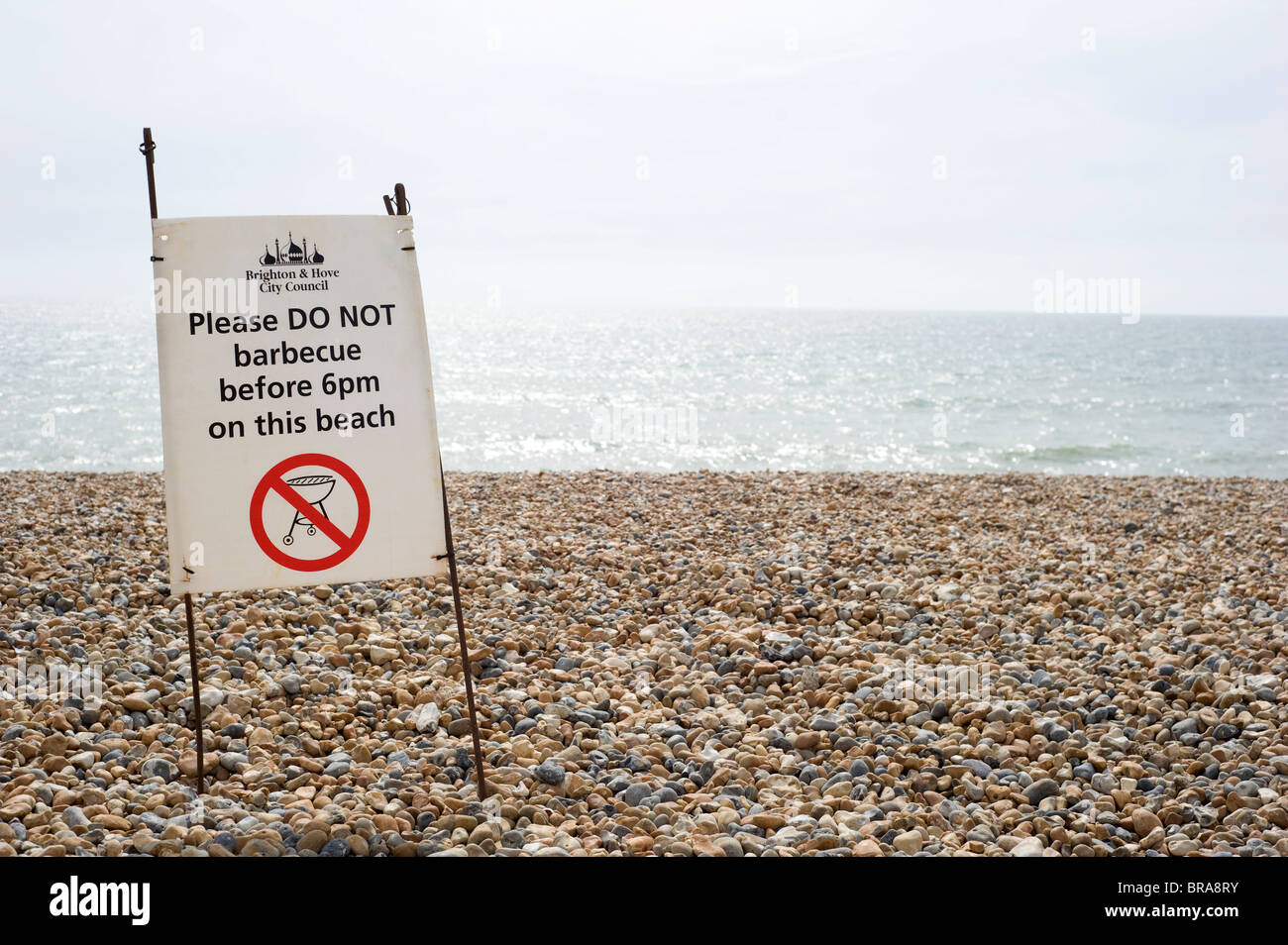 Segno legge: si prega di non barbecue prima di 6pm su questa spiaggia. Brighton & Hove, East Sussex Foto Stock
