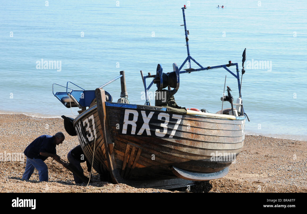 Barche da pesca a Hastings, East Sussex. La città non ha alcun porto così barche devono essere winched su e giù per la spiaggia da e per il canale in lingua inglese. Foto Stock