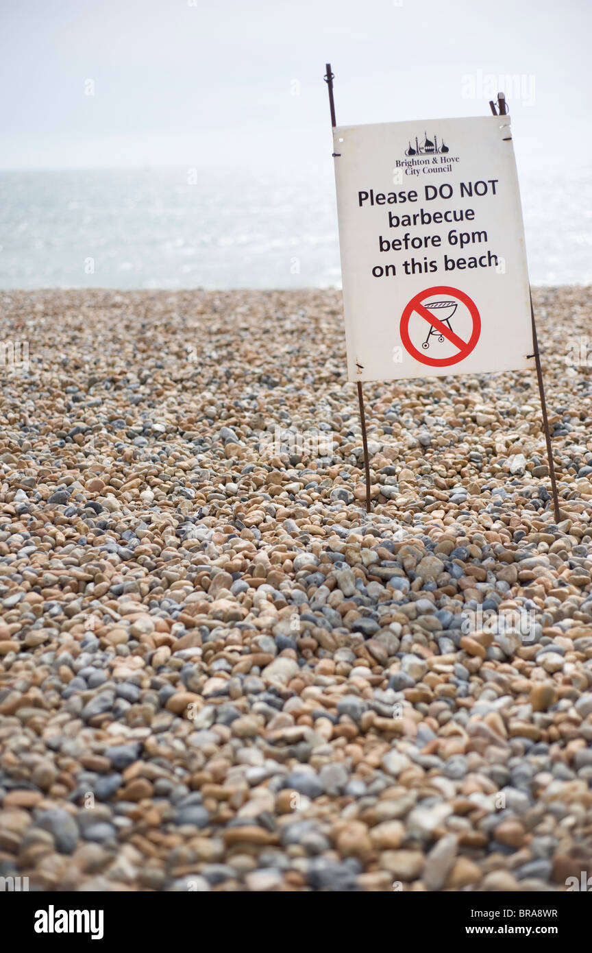 Segno legge: si prega di non barbecue prima di 6pm su questa spiaggia. Brighton & Hove, East Sussex Foto Stock