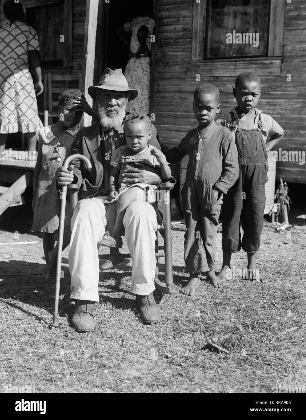 1939 anziani African American uomo zio AMBROGIO DOUGLAS DI ETÀ COMPRESA TRA I 99 una volta schiavo sta tenendo il più giovane della sua 38 bambini Foto Stock