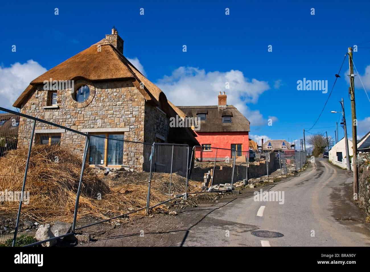 Stradbally, rame Costa, Co Waterford, Irlanda; nuovo cottage con il tetto di paglia in costruzione Foto Stock