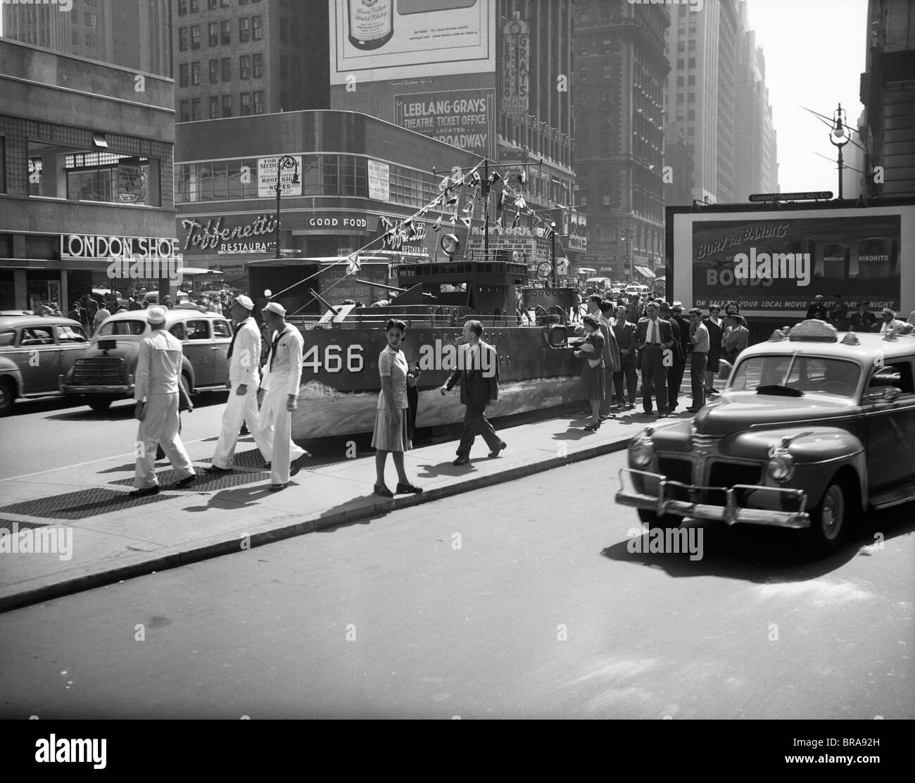 1940s 1942 cacciatorpediniere IN MINIATURA AGISCE COME UNA MARINA STAZIONE DI RECLUTAMENTO IN TIMES SQUARE A NEW YORK CITY Foto Stock