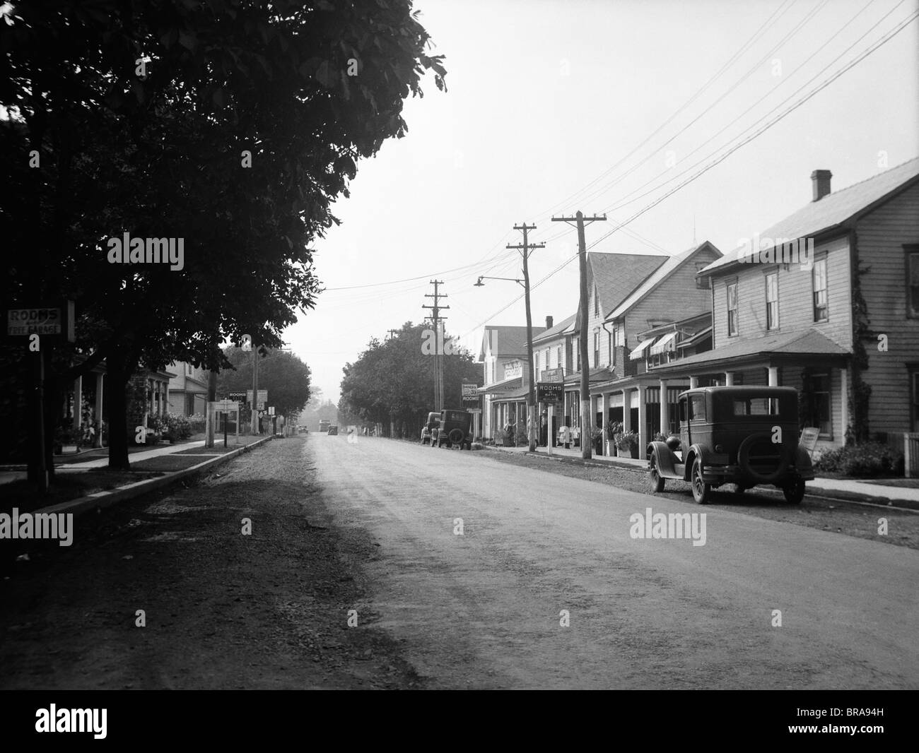 1930s JENNERSTOWN PENNSYLVANIA guardando giù per la strada principale di questa piccola città Foto Stock